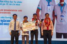 The first prize winner in last year's 21st annual Eureka Award competition for Vietnamese students who have a passion for scientific research and are studying at universities, colleges and institutions. (Photo: VNA)