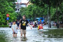 Floodwater still inundates Hanoi streets at noon on July 24.  (Photo: VNA)