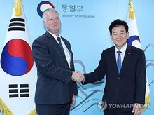 Unification Minister Chung Dong-young (R) shakes hands with Stephen Biegun, who served as the U.S. deputy secretary of state and top nuclear envoy during the first Donald Trump administration, in Seoul on Sept. 21, 2026. (Yonhap)