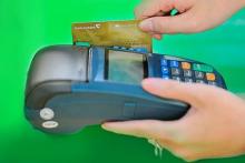 The volume of non-cash payments in Vietnam is rising, but measures are still needed to promote POSs and QR payment. (Photo: VNA)