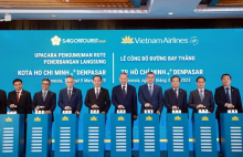 Party General Secretary To Lam (fifth from right) at the official announcement ceremony for Vietnam Airlines' direct route connecting Ho Chi Minh City and Bali resort island’s Denpasar on March 9. (Photo: VNA)