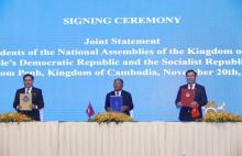 (From right) Vietnamese NA Chairman Vuong Dinh Hue , President of the Cambodian NA Samdech Heng Samrin and Lao NA Chairman Saysomphone Phomvihane at the signing ceremony of a joint statement on the establishment of the biennial CLV Parliamentary Summit (Photo: VNA)