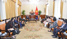 Deputy Minister of Foreign Affairs Le Thi Thu Hang (R) receives visiting Permanent Under-Secretary at the UK’s Foreign, Commonwealth & Development Office Philip Barton (Photo: VNA)