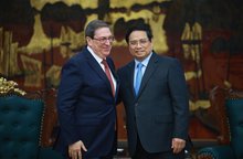 Prime Minister Pham Minh Chinh (R) welcomes Bruno Rodríguez Parrilla, Politburo member and Minister of Foreign Affairs of Cuba, who is visiting Vietnam as special envoy of the Communist Party and State of Cuba (Photo: VNA)