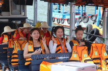 Tourists from the Republic of Korea prefer travelling to islands off the beach city of Nha Trang. (Photo: VNA)