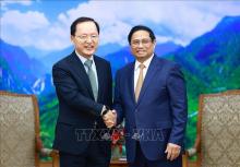 PM Pham Minh Chinh (R) receives CFO of Samsung Electronics Park Hark-kyu in Hanoi on May 9. (Photo: VNA)