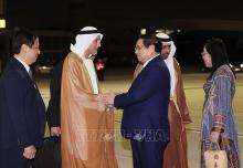 Prime Minister Pham Minh Chinh (front, right) is welcomed at the Al Maktoum International Airport, Dubai (Photo: VNA) 
