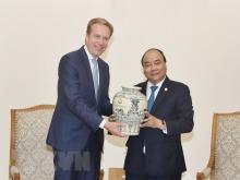 Prime Minister Nguyen Xuan Phuc (R) and WEF President Borge Brende (Source: VNA)