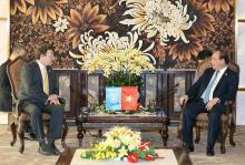 Prime Minister Nguyen Xuan Phuc (R) meets with UNDP Administrator Achim Steiner in Da Nang city on June 27 (Photo: VNA)