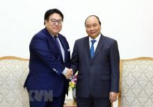 Prime Minister Nguyen Xuan Phuc (R) and Executive Vice President and Chief Operating Officer of Honda Motor Seiji Kuraishi (Source: VNA) 