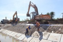 Construction work on an embankment in Khanh Hoa Ppovince. The newly-founded working groups will manage infrastructure construction, promote growth and accelerate disbursement of public investment capital. (Photo: VNA)
