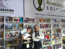 Readers with a publication of the Vietnam News Agency at the fair (Photo: VNA)