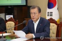 In this file photo, taken on March 25, 2019, President Moon Jae-in attends a meeting with his senior secretaries at the presidential office Cheong Wa Dae in Seoul. (Yonhap) 