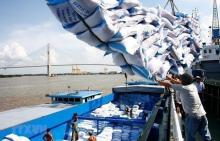 Workers load bags of rice for exports. (Photo: VNA)