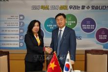 Deputy Minister of Foreign Affairs Le Thi Thu Hang (L) and Governor of Jeonbuk province Kim Kwan Yyeong (Photo: VNA)