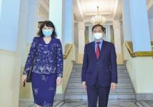 Vietnamese Minister of Foreign Affairs Bui Thanh Son (R) and Romanian Ambassador to Vietnam Cristina Romila (Photo: dangcongsan.vn)