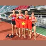 Nguyen Xuan Quang, Quach Thi Lan, Le Ngoc Phuc and Le Thi Tuyet Mai (from left to right) pose for photo after winning their bronze at the Asian Relay Championship on May 20 in Bangkok, Thailand. (Photo: webthethao.vn)