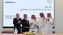 Samsung E&A President Namkoong Hong (2nd from L) shakes hands with SABIC Agri-Nutrients President Fahad Misfer Al-Battar (2nd from R) during a signing ceremony for an engineering, procurement and construction (EPC) contract for a fertilizer plant in Saudi Arabia, in this photo provided by Samsung E&A on Sept. 11, 2026. (PHOTO NOT FOR SALE) (Yonhap)