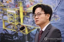 Industry Minister Kim Jung-kwan speaks during a plenary session at the National Assembly in Seoul on Sept. 22, 2026, to brief parliament on the first investment project under South Korea's investment commitment to the United States. (Yonhap)