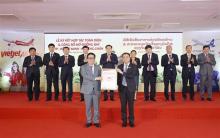 Dinh Viet Phuong (left, front), General Director of Vietjet and Khamla Phommavanh, CEO of Lao Airlines exchange cooperation agreement between Vietjet Air and Lao Airlines (Photo: VNA)