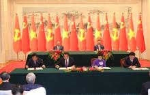 Vietnamese, Chinese top leaders witness signing of 14 cooperation documents