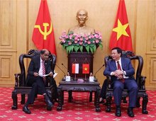 Nguyen Xuan Thang (right), Chairman of the Central Theory Council and President of the Ho Chi Minh National Academy of Politics. receives Singaporean Ambassador to Vietnam Jaya Ratnam on November 3. (Photo: VNA)