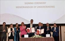 Representatives of the Vietnam Trade Promotion Agency (Vietrade) and the SPIRIT Slovenia Business Development Agency at the signing ceremony of their Memorandum of Understanding (MoU) on cooperation (Photo: VNA)