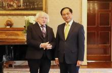 President of Ireland Michael D. Higgins (L) and Vietnamese Minister of Foreign Affairs Bui Thanh Son. (Photo: VNA)