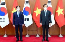 Minister of Foreign Affairs Bui Thanh Son and his Republic of Korea (RoK) counterpart Chung Eui-yong. (Photo: VNA)