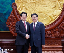 State President Luong Cuong (left) and General Secretary of the Lao People's Revolutionary Party (LPRP) Central Committee and President Thongloun Sisoulith in Vientiane on April 24. (Photo: VNA)