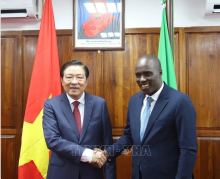 Politburo member, Secretary of the CPV Central Committee and Chairman of its Commission for Internal Affairs Phan Dinh Trac (left) and Tanzania's Deputy Prime Minister Doto Mashaka Biteko. (Photo: VNA)