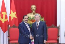Party General Secretary To Lam (R) receives Gautam Adani, Chairman of the Adani Group of India in Hanoi on July 30. (Photo: VNA)