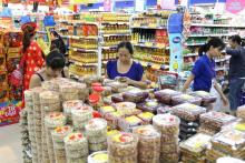 Hanoi and HCM City plan to spend 28.5 trillion VND and 18.4 billion VND, respectively, to prepare goods for the Tet (Lunar New Year) 2019 festival (Photo: VNA)