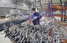 Workers produce bicycles at a factory of the Thong Nhat Joint Stock Company in Hanoi. (Photo: VNA)