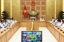 Prime Minister Pham Pham Chinh chairs the 15th online meeting of the National Steering Committee on combating IUU fishing connected with 21 coastal provinces and cities on September 30. (Photo: VNA)
