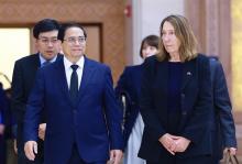 Vietnamese Prime Minister Pham Minh Chinh (left) and President of the Australian Senate Sue Lines in Hanoi. (Photo:VNA)