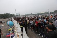 Thousands of football fans wait outside My Dinh stadium to purchase tickets (Photo: VNA)