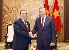 Party General Secretary To Lam (R) receives Bruno Rodríguez Parrilla, Politburo member and Minister of Foreign Affairs of Cuba, who is visiting Vietnam as special envoy of the Communist Party and the State of Cuba (Photo: VNA)