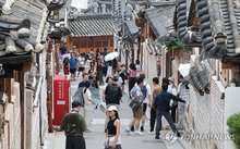 Tourists visit the "hanok" village in central Seoul, in this file photo taken July 28, 2026. (Yonhap)