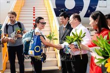 Karolina Agnieszka Muskus is welcomed in Phu Quoc as the 20 millionth international visitor in Vietnam this year on December 15. (Photo: VNA)