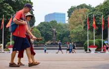 Foreign tourists in the Hoan Kiem walking street area, Hanoi. (Photo: VNA)