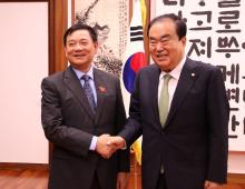 Tran Van Tuy (L), head of the NA’s Committee for Deputy Affairs and President of the Vietnam – RoK Friendship Parliamentarians’ Group, and peaker of the RoK’s National Assembly Moon Hee-sang (Photo: VNA)