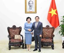 Deputy Prime Minister Tran Luu Quang (right) and President of Chinese tyre maker Sailun Group Liu Yan Hua in Hanoi on Monday. (Photo: VNA)