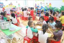 The stunting rate among children aged under five in Vietnam is falling from 29.3% in 2010 to under 18.9% in 2022. (Photo: VNA)