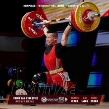 Weightlifter Trinh Van Vinh of Vietnam wins a bronze in the men's 61kg category at the 2024 Asian Weightlifting Championship. (Photo: hanoimoi.vn) 