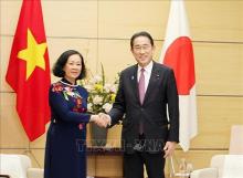Politburo member, permanent member of the Communist Party of Vietnam (CPV) Central Committee’s Secretariat and Chairwoman of the Party Central Committee’s Organisation Commission Truong Thi Mai and  Japanese Prime Minister Fumio Kishida (Photo: VNA)