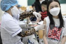 A sixth grade girl receives COVID-19 vaccine at Le Ngoc Han Middle School in Hanoi's Hai Ba Trung District on April 17 morning. (Photo: VNA)