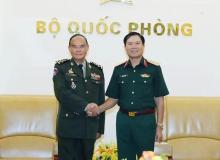 Sen. Lt. Gen. Nguyen Tan Cuong, Chief of the General Staff of the Vietnam People’s Army and Deputy Minister of National Defence (R) receives General Mao Sophan, Deputy Commander-in-Chief of the Royal Cambodian Armed Forces and Commander of the Royal Cambodian Army (Photo: VNA)