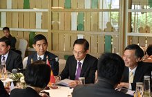Minister of Foreign Affairs Le Hoai Trung at the meeting with his Thai counterpart Sihasak Phuangketkeow in Thailand on December 14, 2025. (Photo: courtesy of the Ministry of Foreign Affairs)
