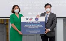 Australian Ambassador to Vietnam Robyn Modie (L) hands over additional 300,000 doses of AstraZeneca vaccine manufactured in Australia to Vietnamese Deputy Minister of Health Truong Quoc Cuong (Photo: VNA)